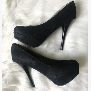 • Black Platform Pumps •